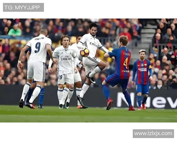 托雷斯在对阵皇马的经典对决中展现出怎样的个人魅力与足球智慧